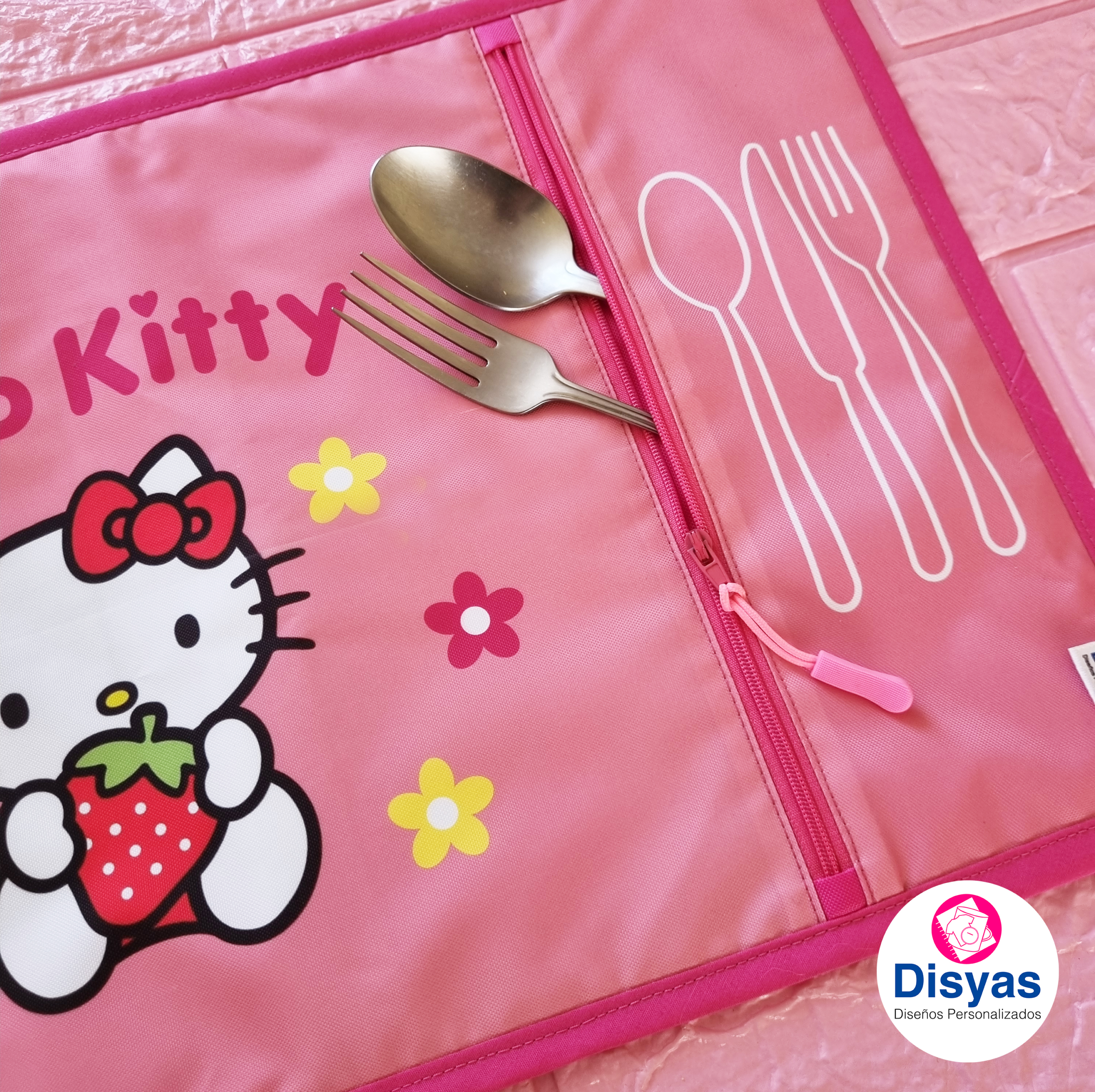 Individual Infantil Con Bolsillo Para Cubiertos Hello Kitty - Imagen 2