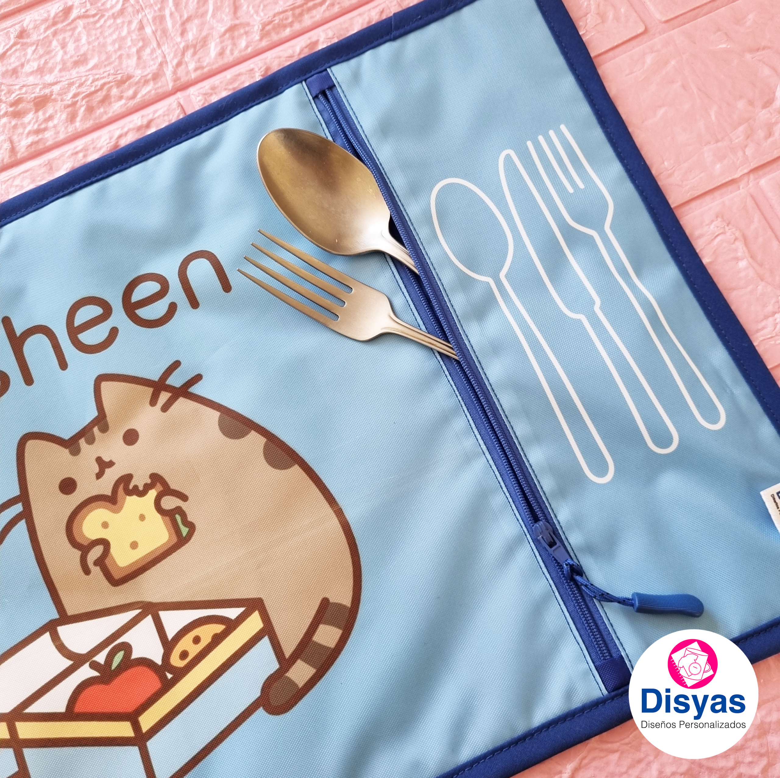 Individual Infantil Con Bolsillo Para Cubiertos Pusheen - Imagen 2