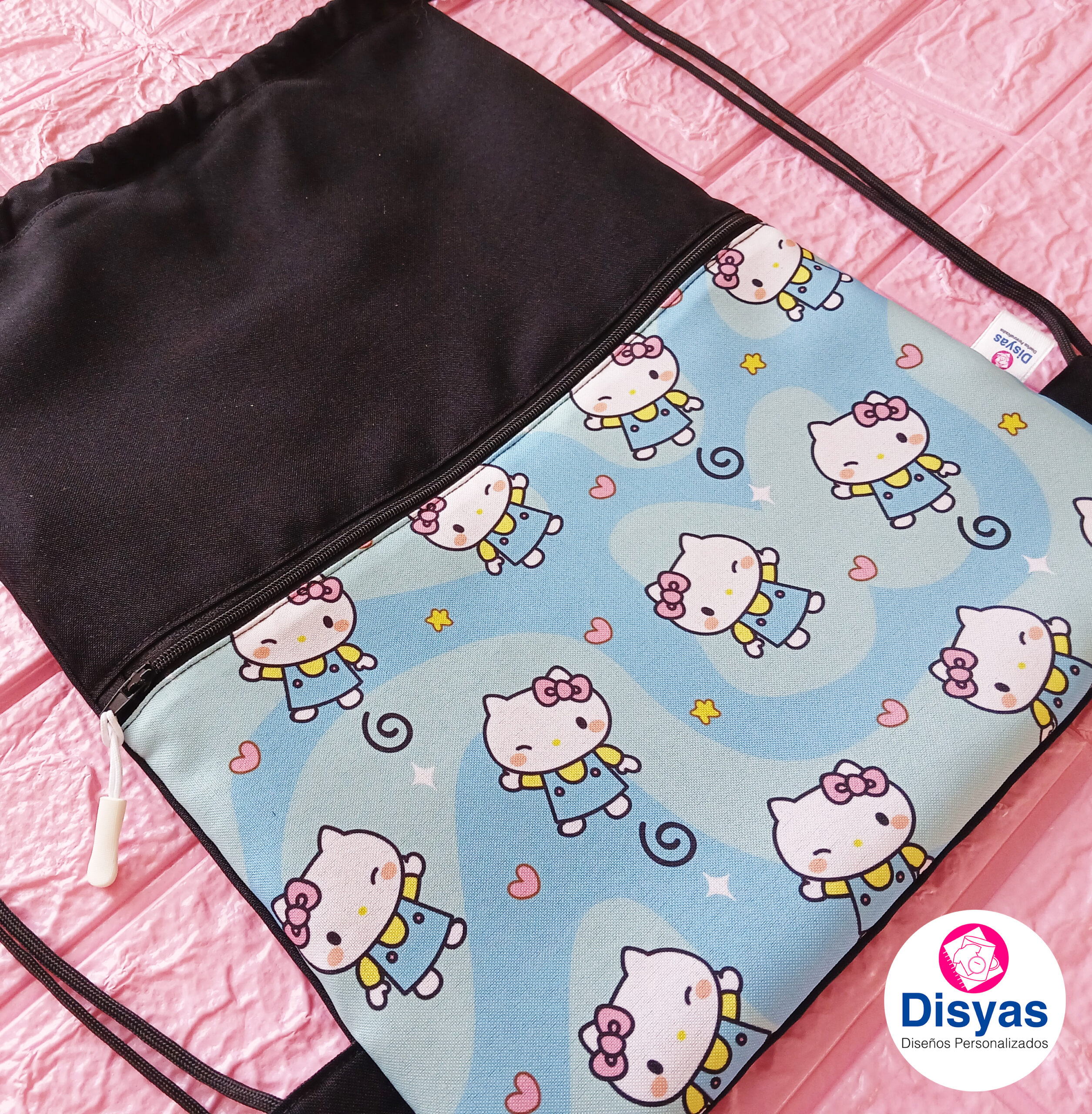 Morral Con Cordón y Bolsillo Frontal Diseño Hello Kitty - Imagen 2