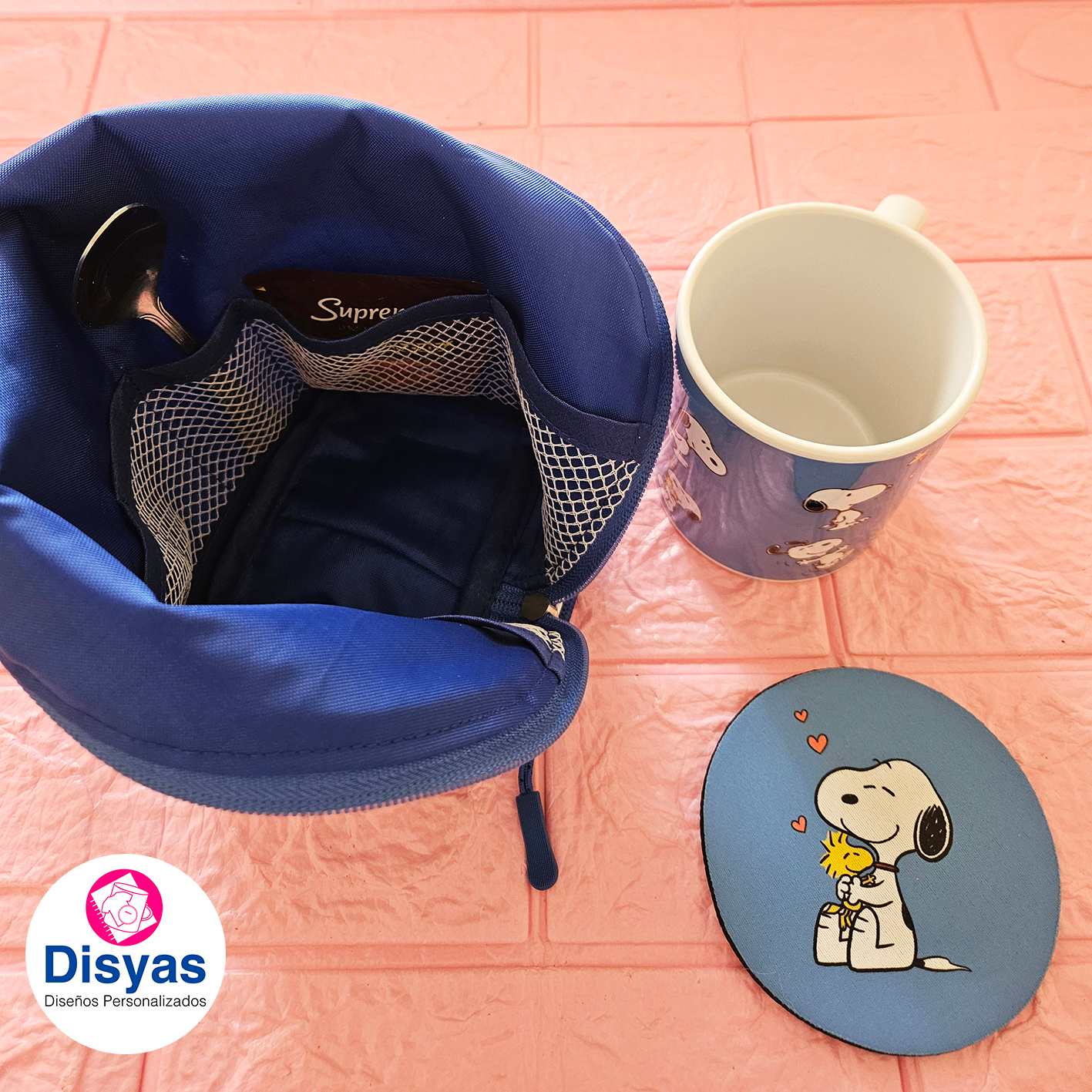 Bolsito Porta Taza + Tazón Y Posavaso Impermeable Snoopy - Imagen 2